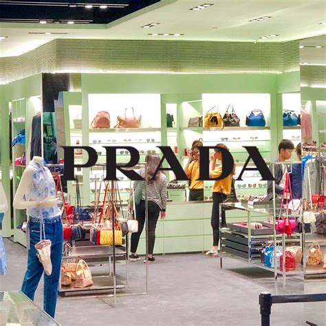 prada shop-in-shop taschen und accessoires|prada hk shop.